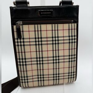 Burberry 🔥🔥EUC nova check crossbody or shoulder bag .. super
Clean